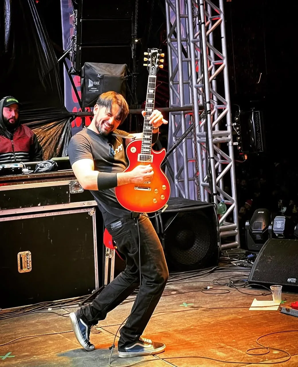 Levi Mynssen tocando guitarra no palco
