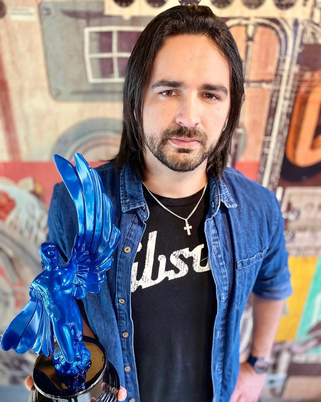 Levi Mynssen com o troféu de Music & Sound Company of the Year do LIA