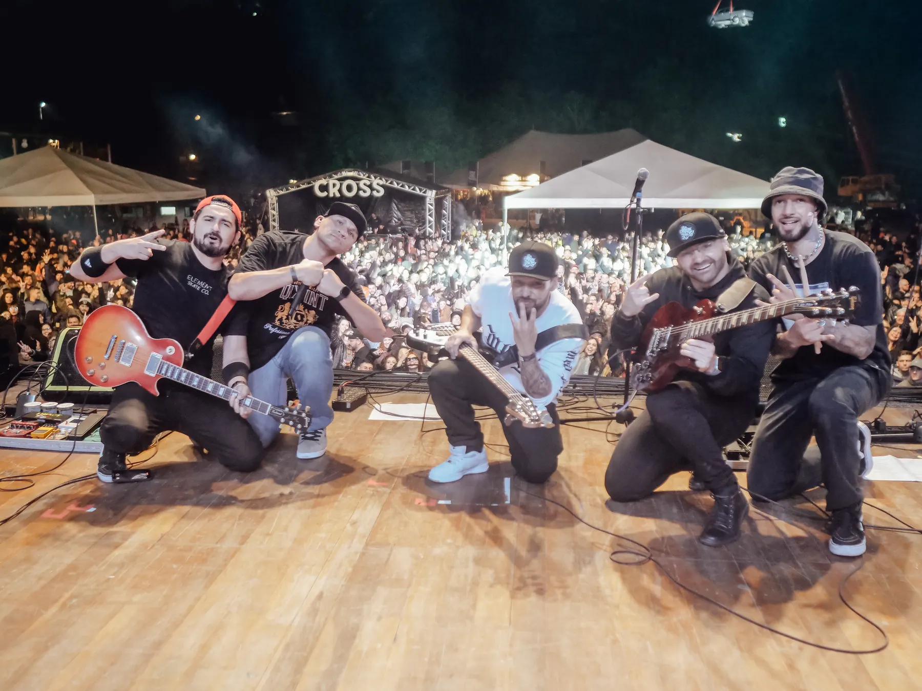 Os Caras do Charlie Brown no palco do Festival Crossroads, com o público ao fundo