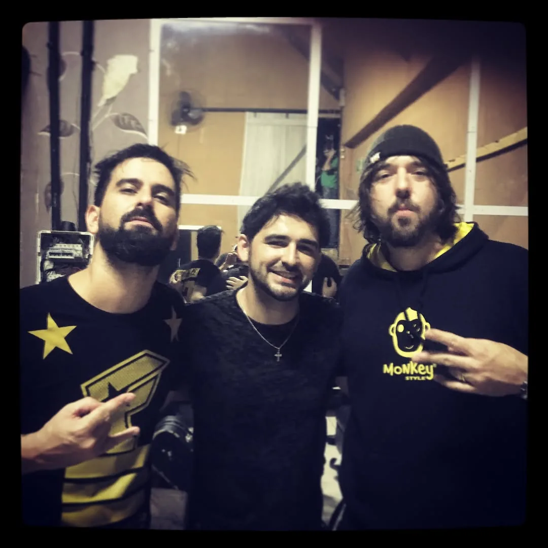Levi Mynssen nos bastidores do Somos Todos Charlie Brown, com Marcão Britto e Bruno Graveto